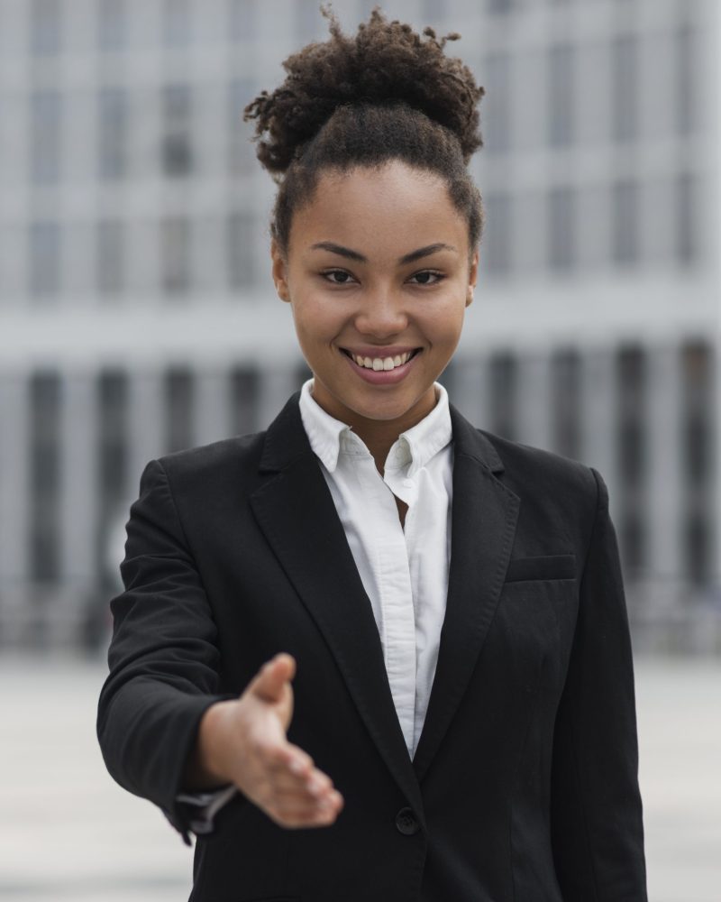 femme-d-affaires-heureux-montrant-la-main